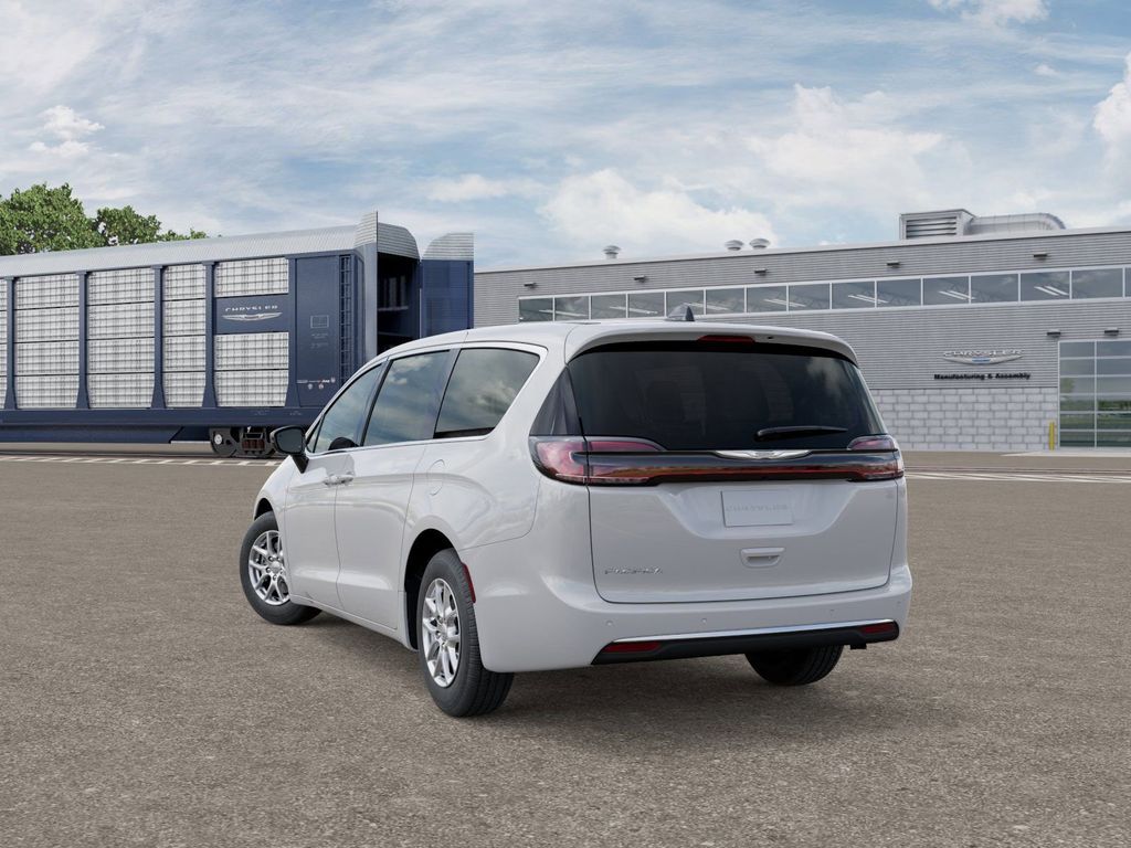 Used 2026 Chrysler Pacifica - photo 5