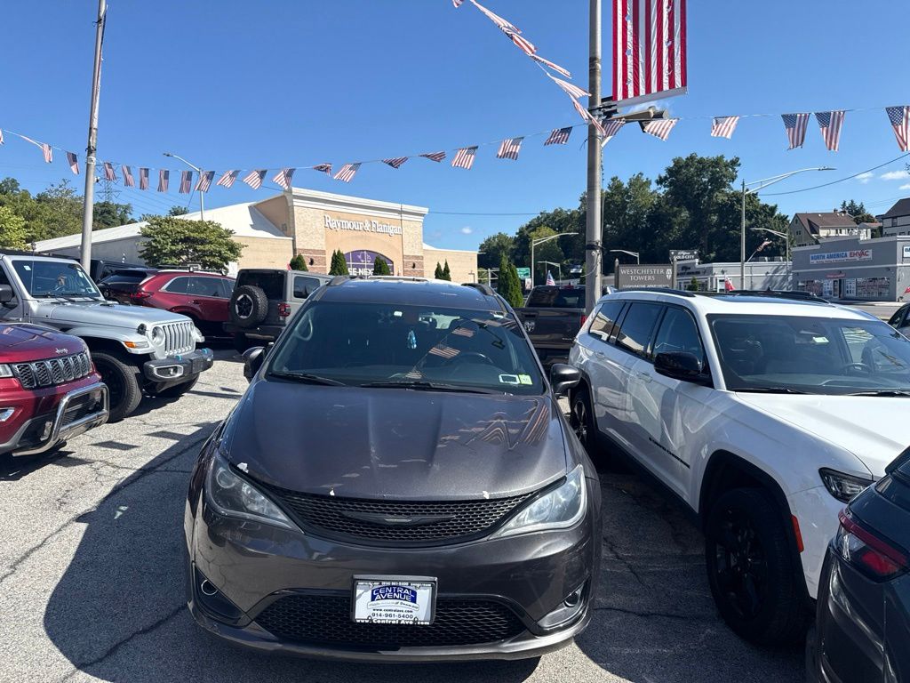 Used 2018 Chrysler Pacifica - photo 2