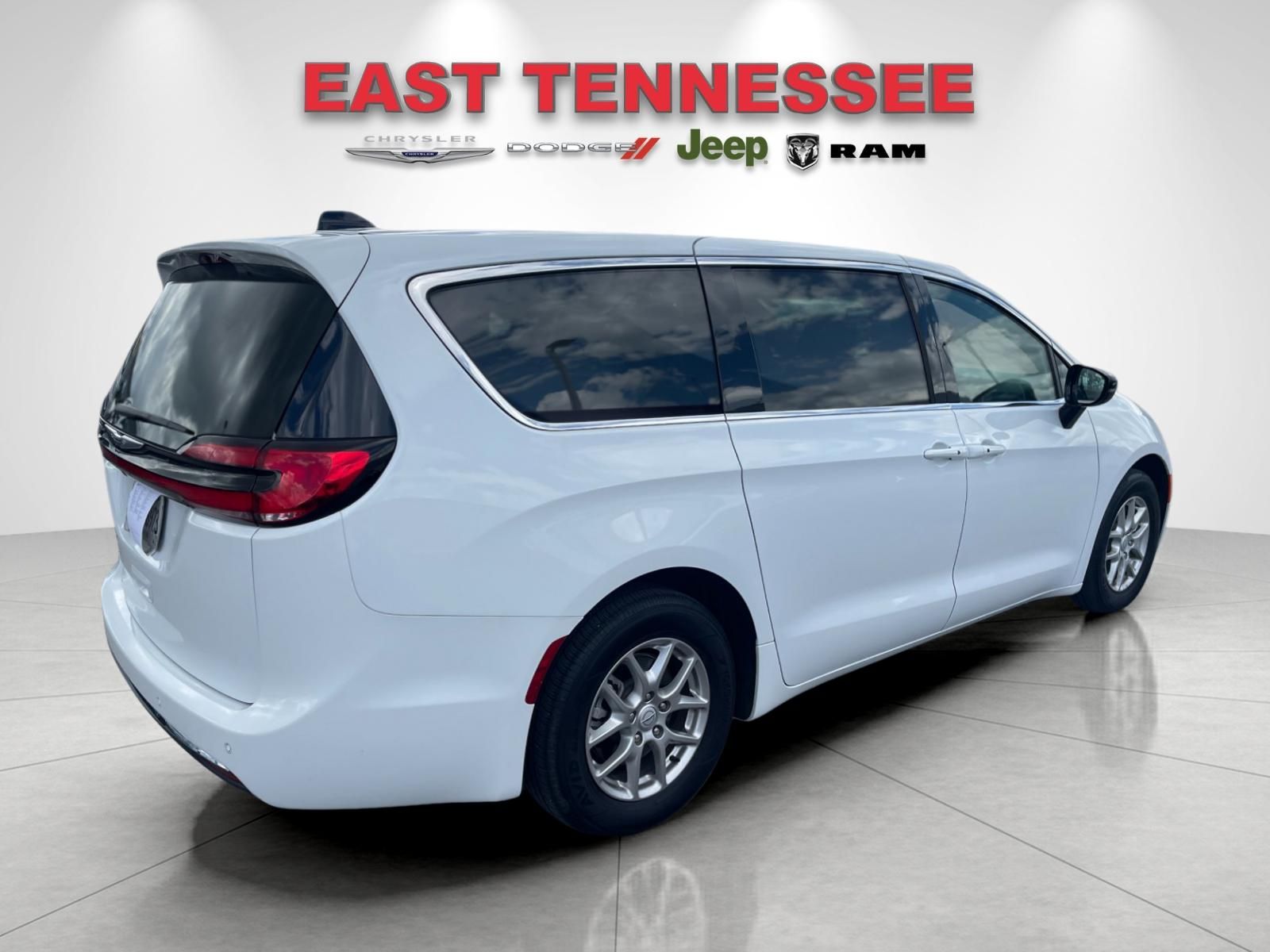 Used 2025 Chrysler Pacifica - photo 2