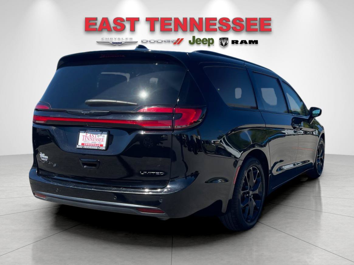 Used 2025 Chrysler Pacifica - photo 2