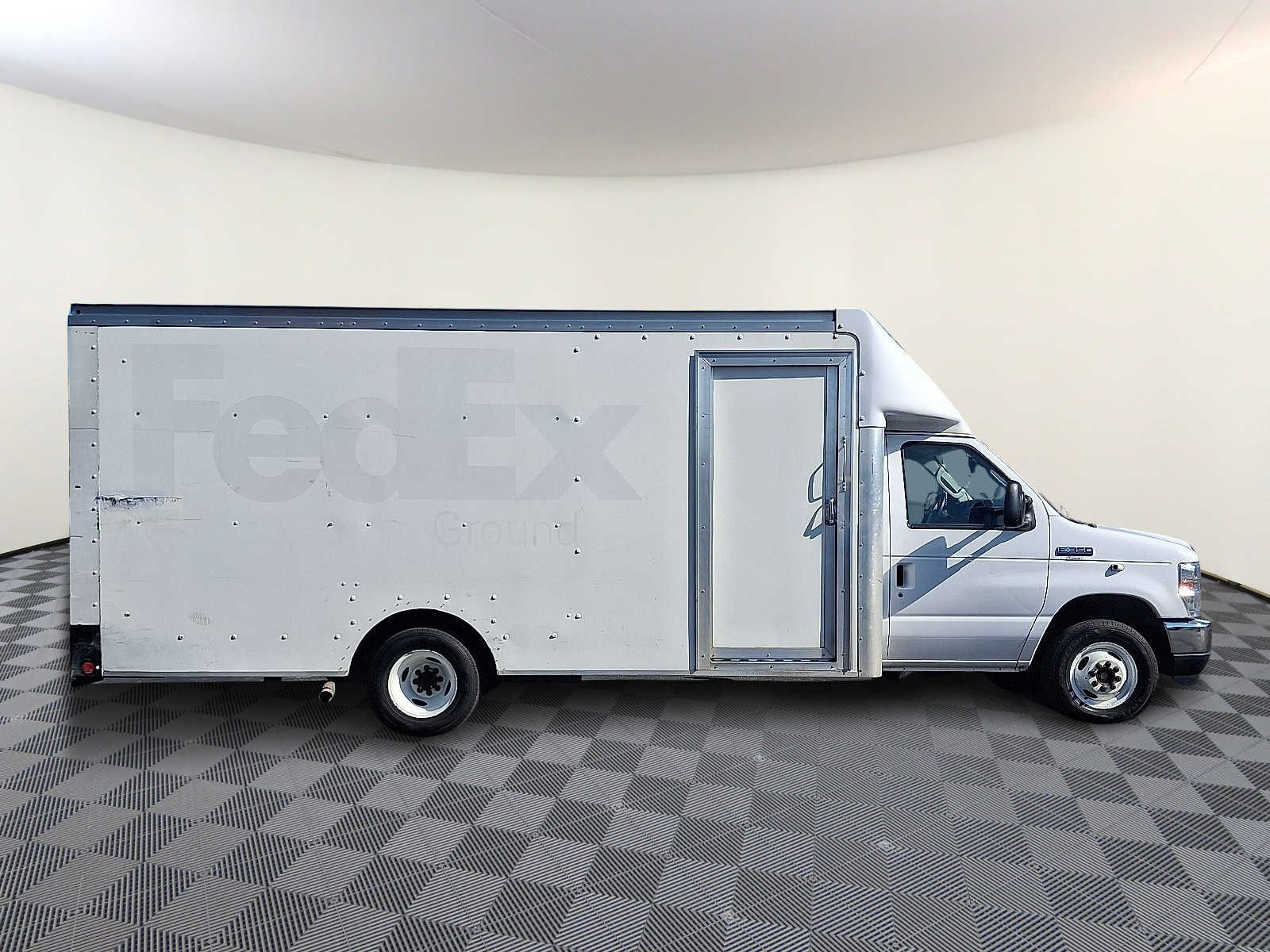 Used 2023 Ford E-350 - photo 9