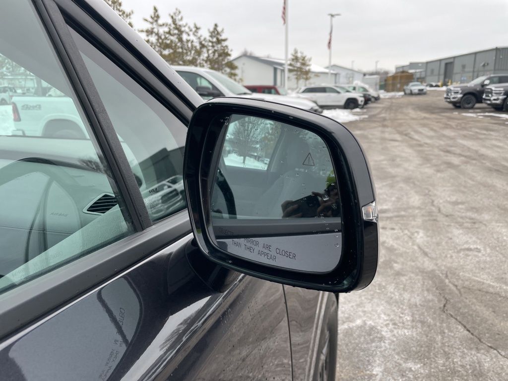 Used 2025 Kia Carnival - photo 16
