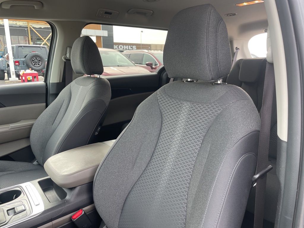 Used 2025 Kia Carnival - photo 19