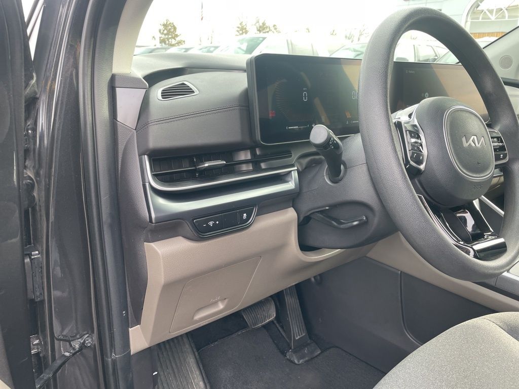 Used 2025 Kia Carnival - photo 21