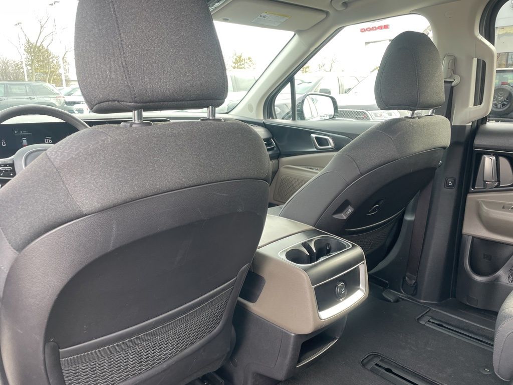Used 2025 Kia Carnival - photo 32