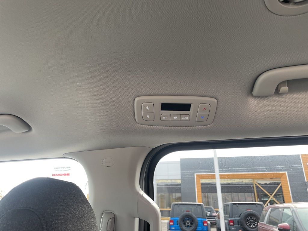 Used 2025 Kia Carnival - photo 33