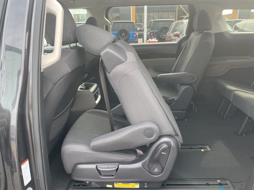 Used 2025 Kia Carnival - photo 34