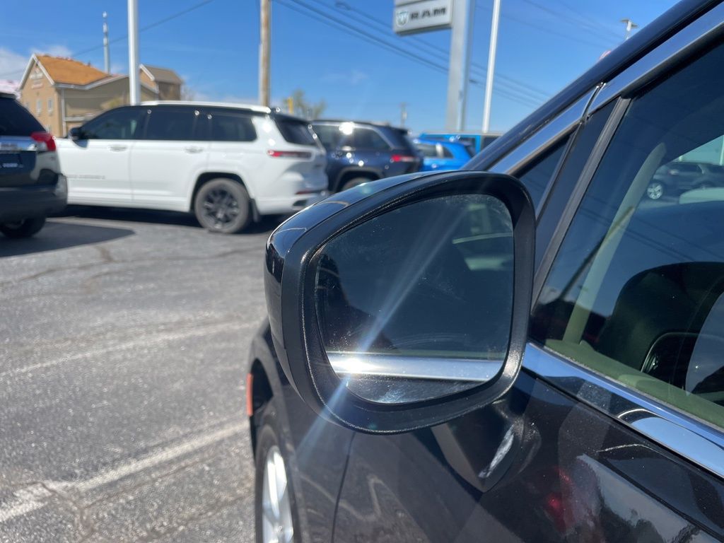 Used 2023 Chrysler Voyager - photo 15