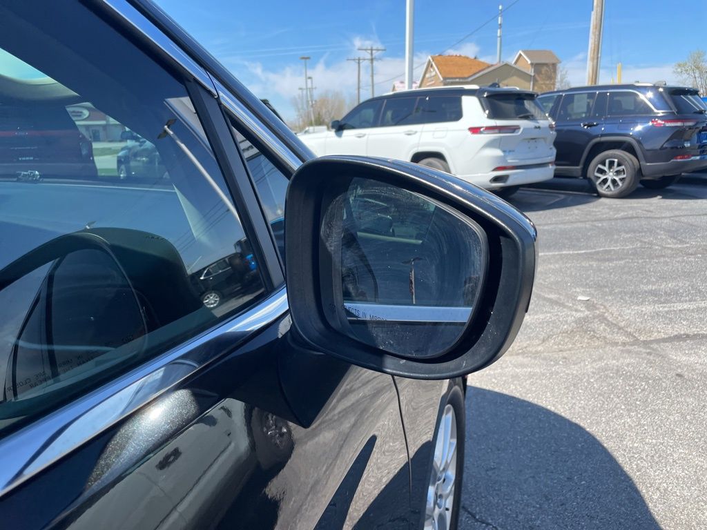 Used 2023 Chrysler Voyager - photo 16