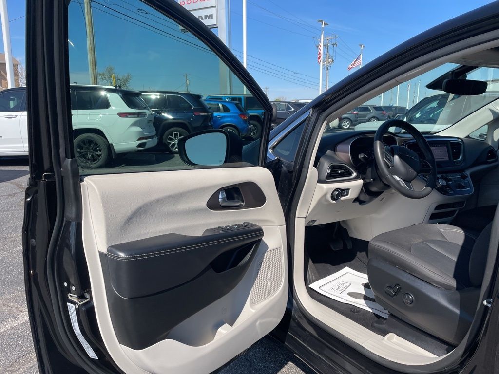 Used 2023 Chrysler Voyager - photo 17