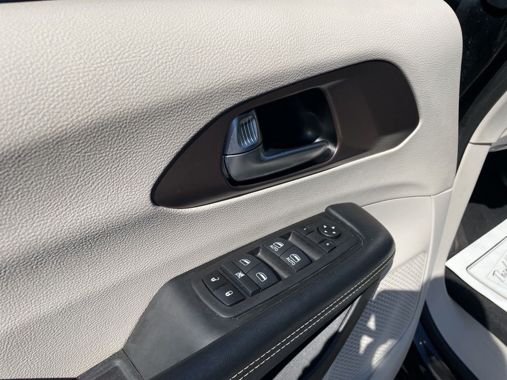 Used 2023 Chrysler Voyager - photo 18