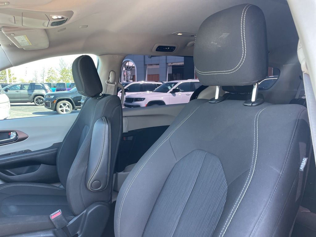 Used 2023 Chrysler Voyager - photo 19