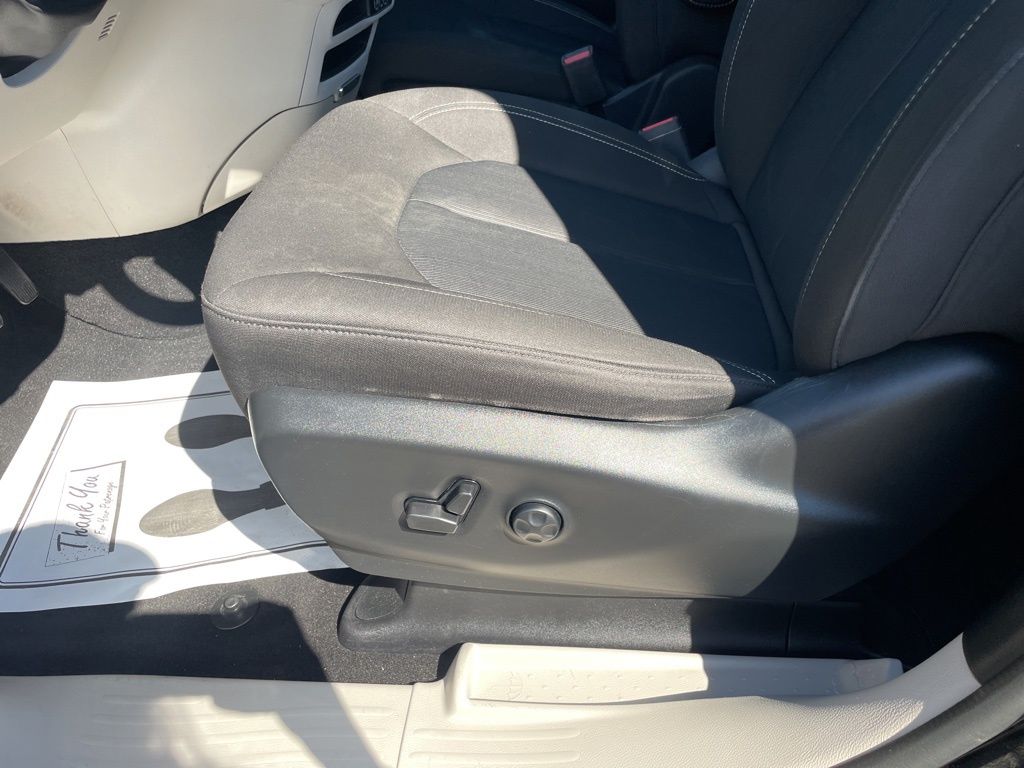 Used 2023 Chrysler Voyager - photo 20