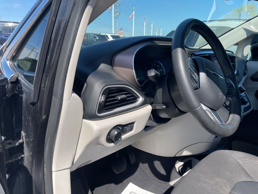Used 2023 Chrysler Voyager - photo 21