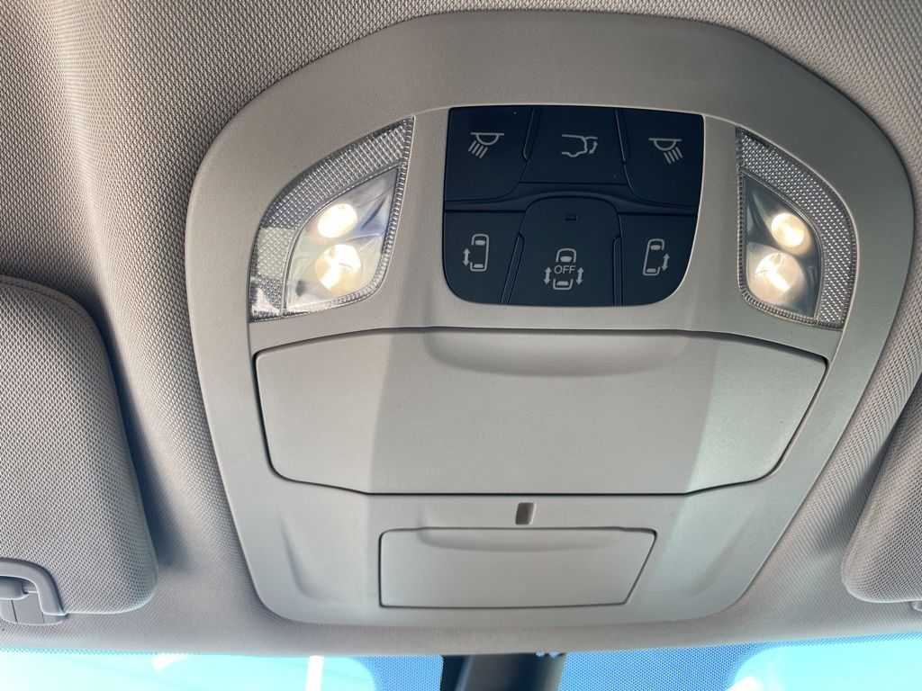 Used 2023 Chrysler Voyager - photo 26