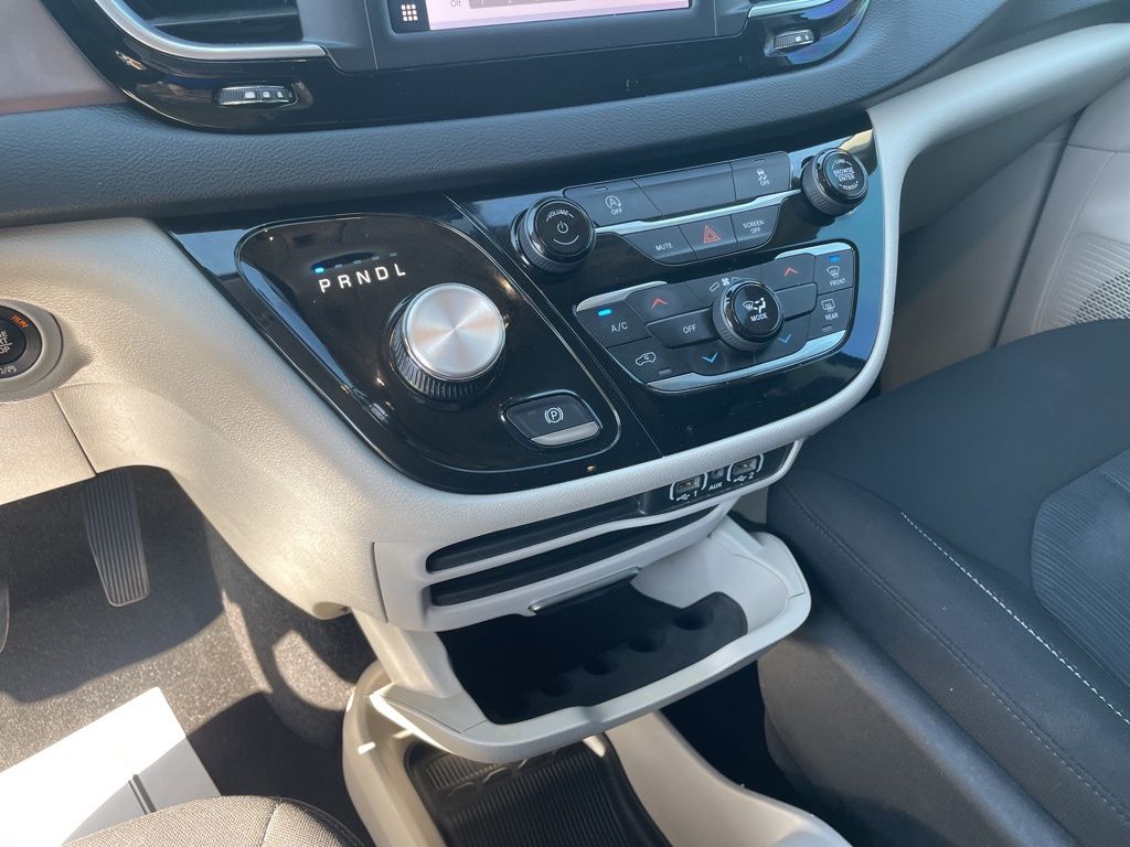 Used 2023 Chrysler Voyager - photo 29
