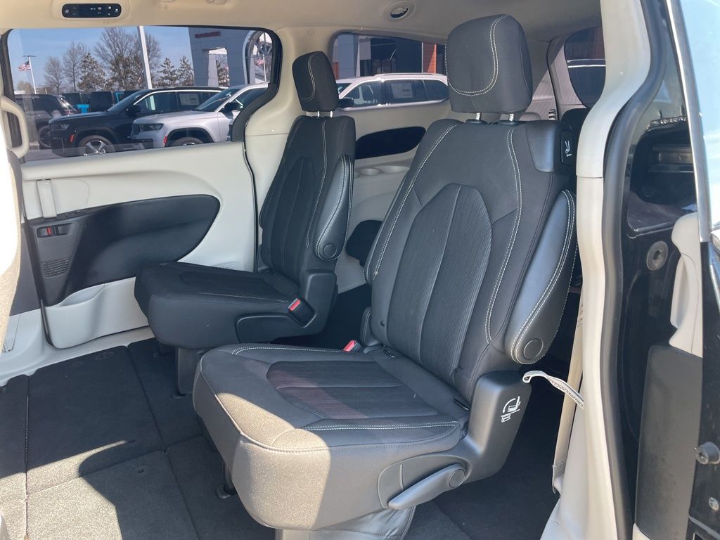 Used 2023 Chrysler Voyager - photo 30