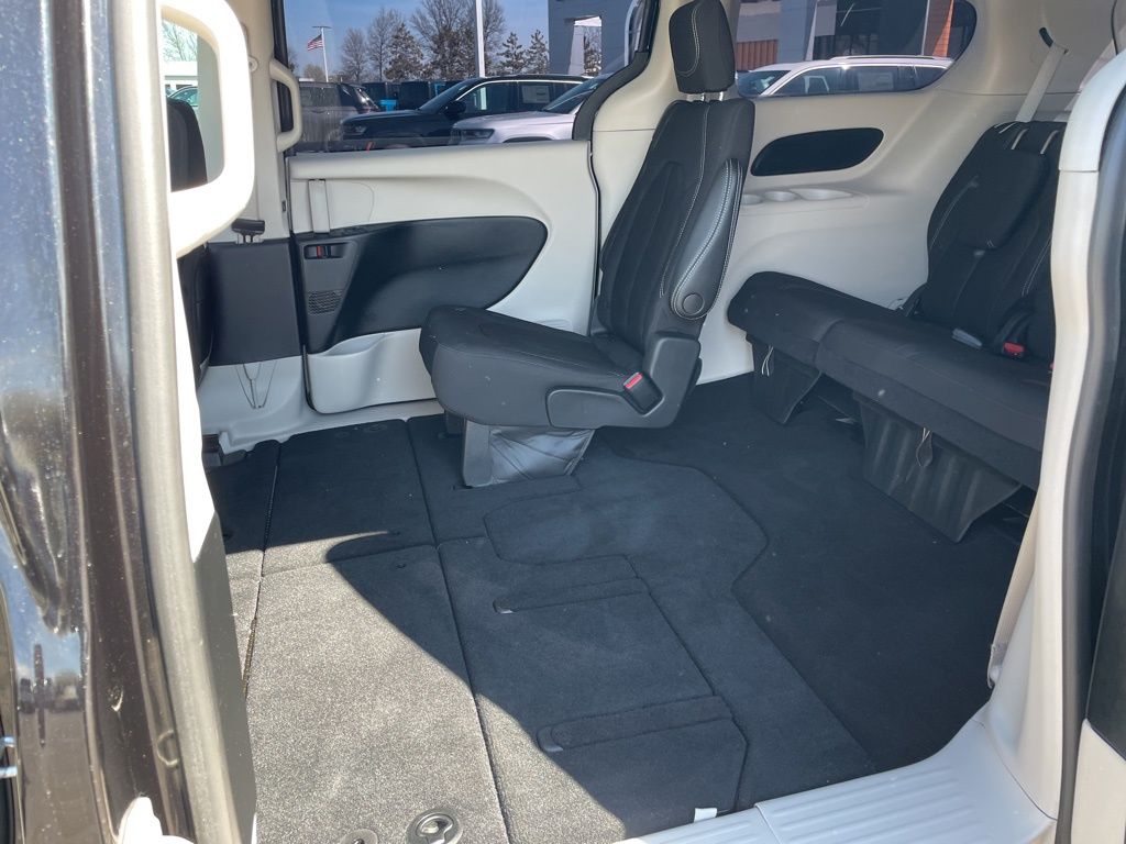 Used 2023 Chrysler Voyager - photo 31