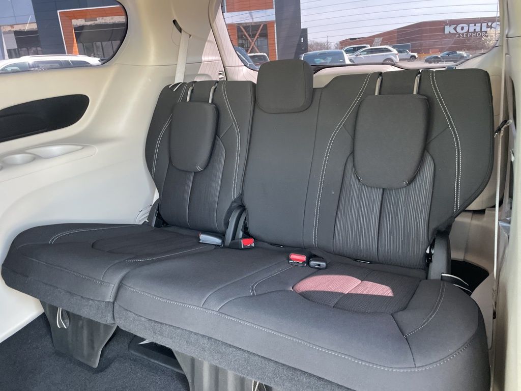 Used 2023 Chrysler Voyager - photo 32
