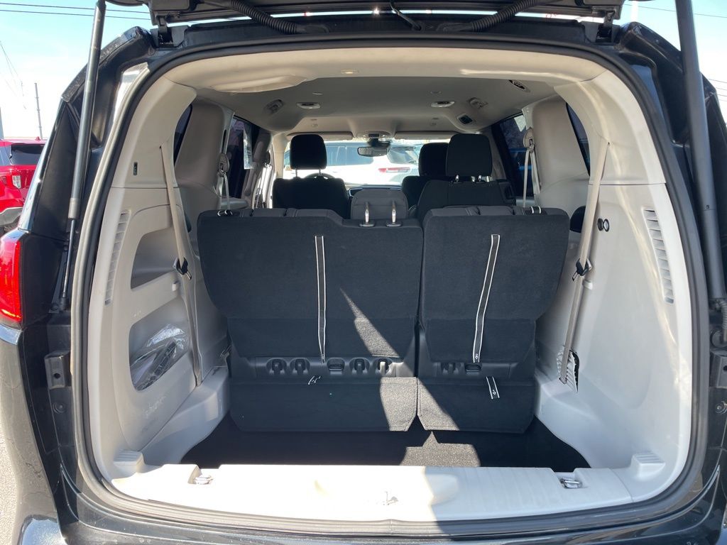 Used 2023 Chrysler Voyager - photo 33