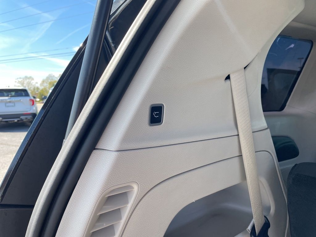 Used 2023 Chrysler Voyager - photo 34