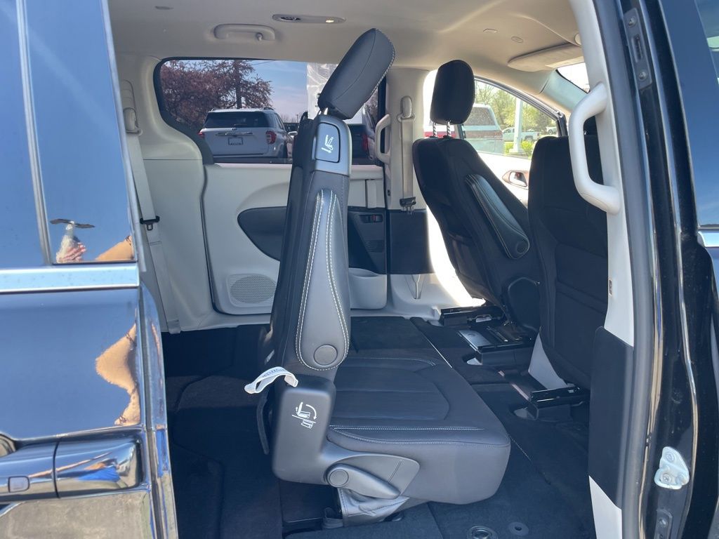 Used 2023 Chrysler Voyager - photo 35