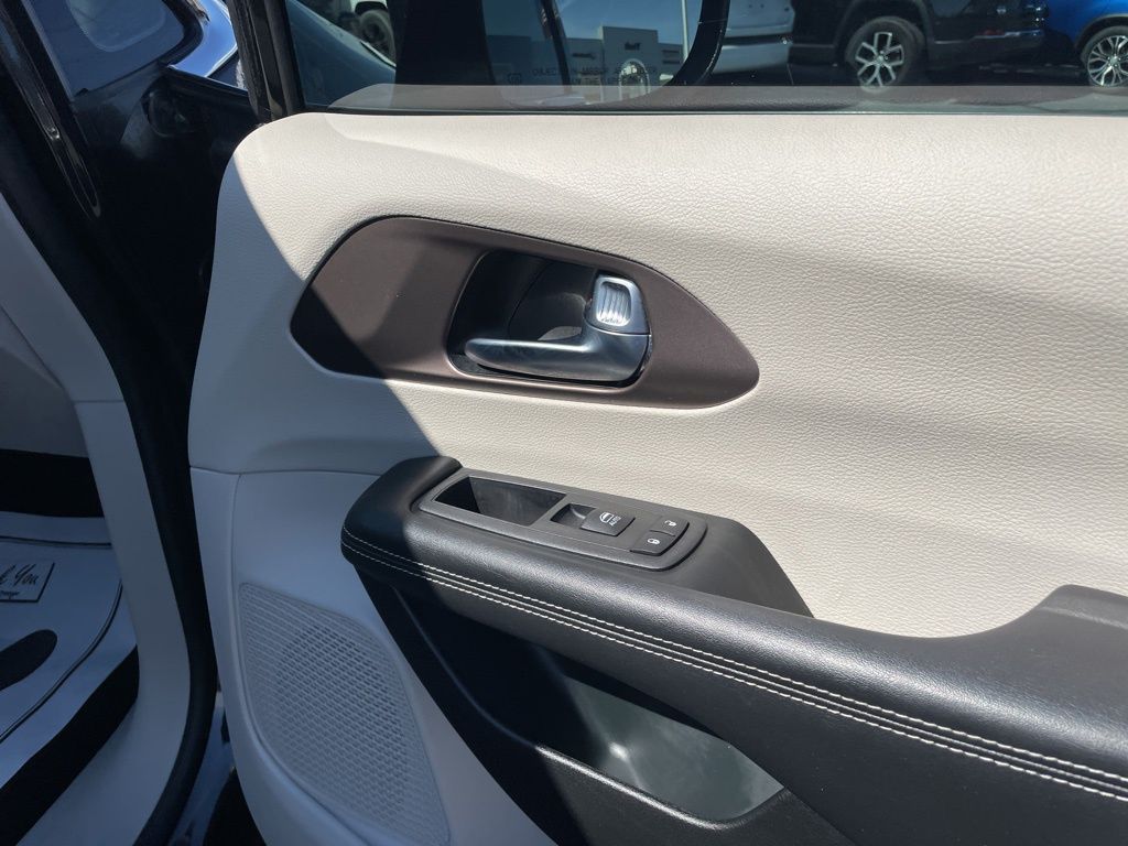 Used 2023 Chrysler Voyager - photo 37