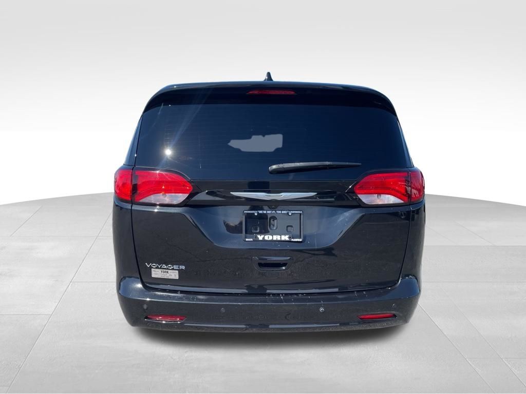 Used 2023 Chrysler Voyager - photo 6