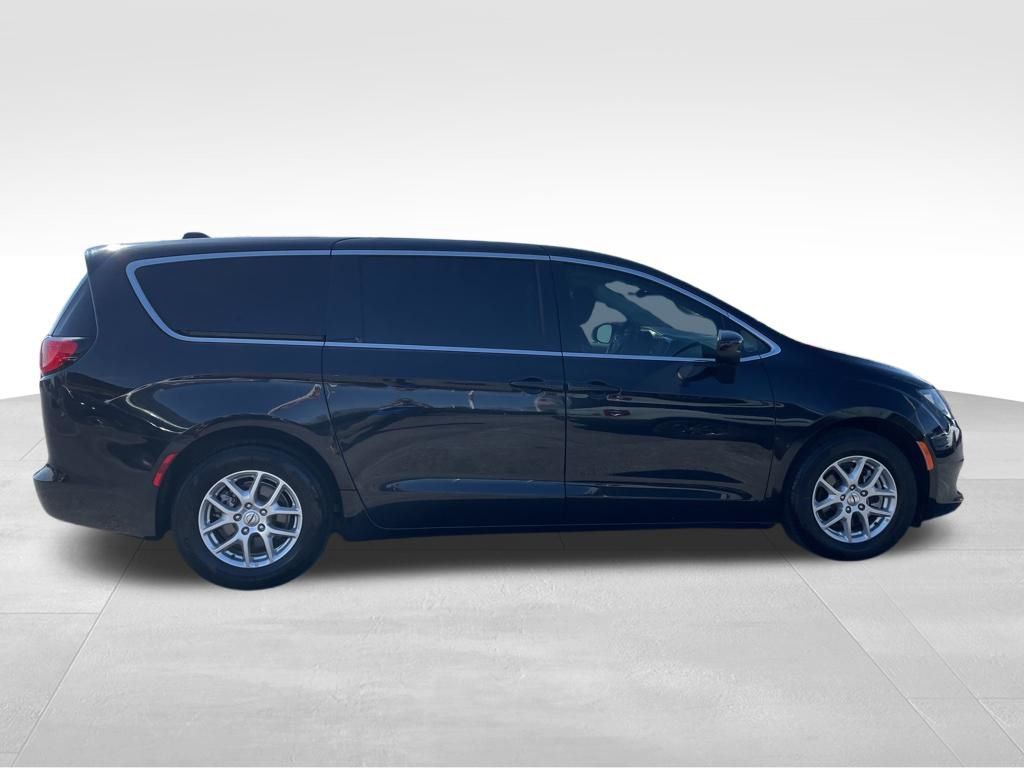 Used 2023 Chrysler Voyager - photo 8