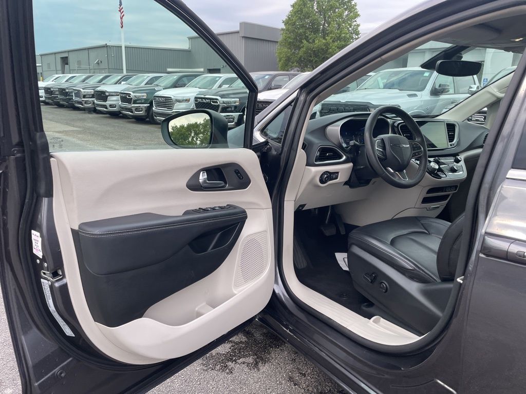 Used 2023 Chrysler Pacifica - photo 17