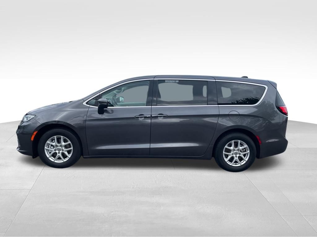 Used 2023 Chrysler Pacifica - photo 2