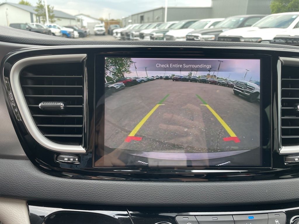 Used 2023 Chrysler Pacifica - photo 28