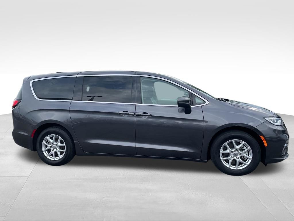 Used 2023 Chrysler Pacifica - photo 8