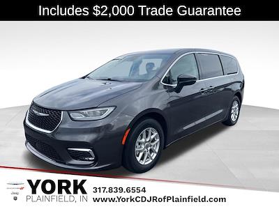 Used 2023 Chrysler Pacifica - photo 1