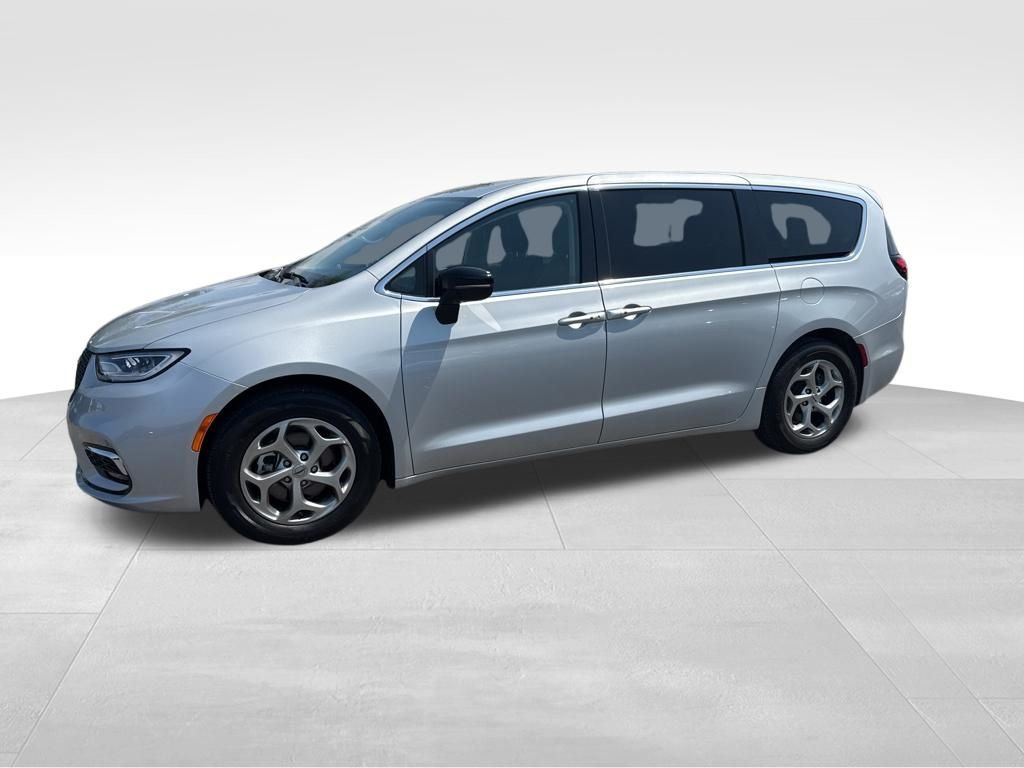 Used 2024 Chrysler Pacifica - photo 2