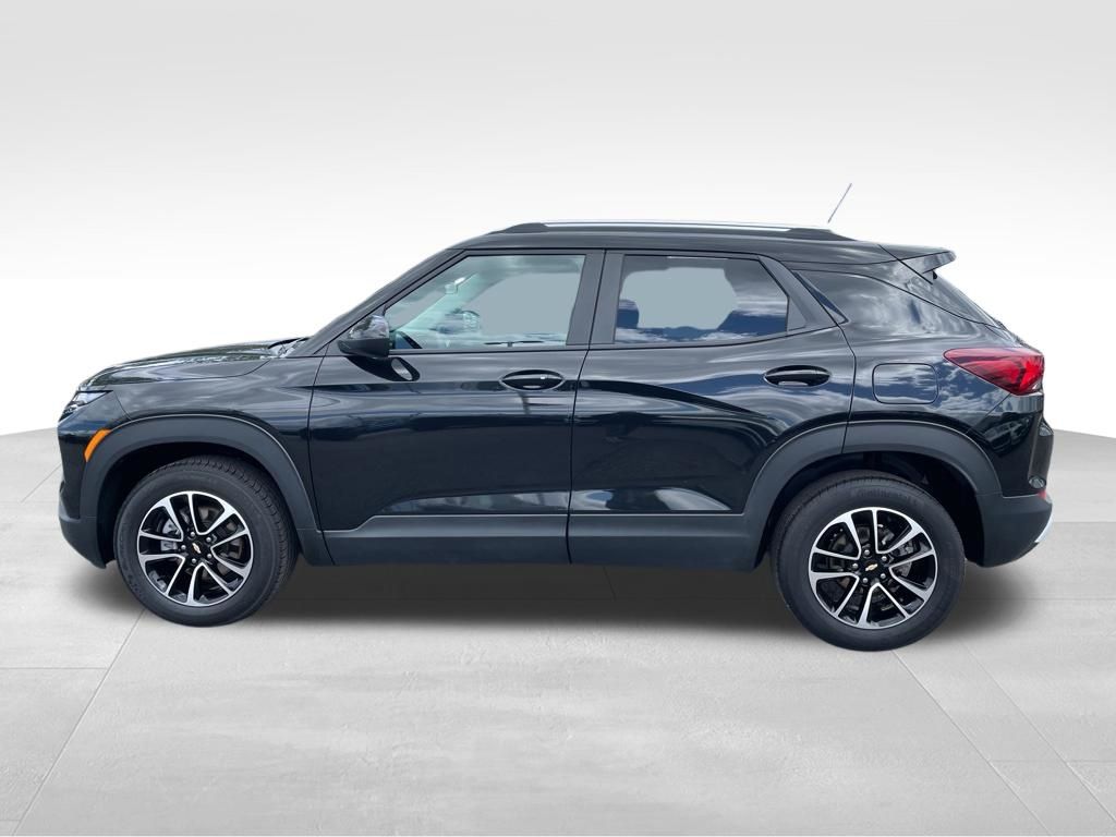Used 2025 Chevrolet Trailblazer - photo 2