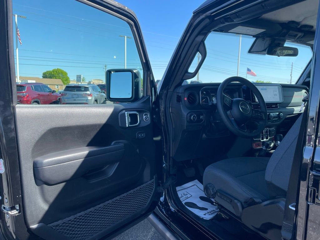 Used 2025 Jeep Wrangler - photo 18