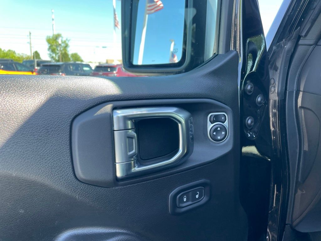 Used 2025 Jeep Wrangler - photo 19