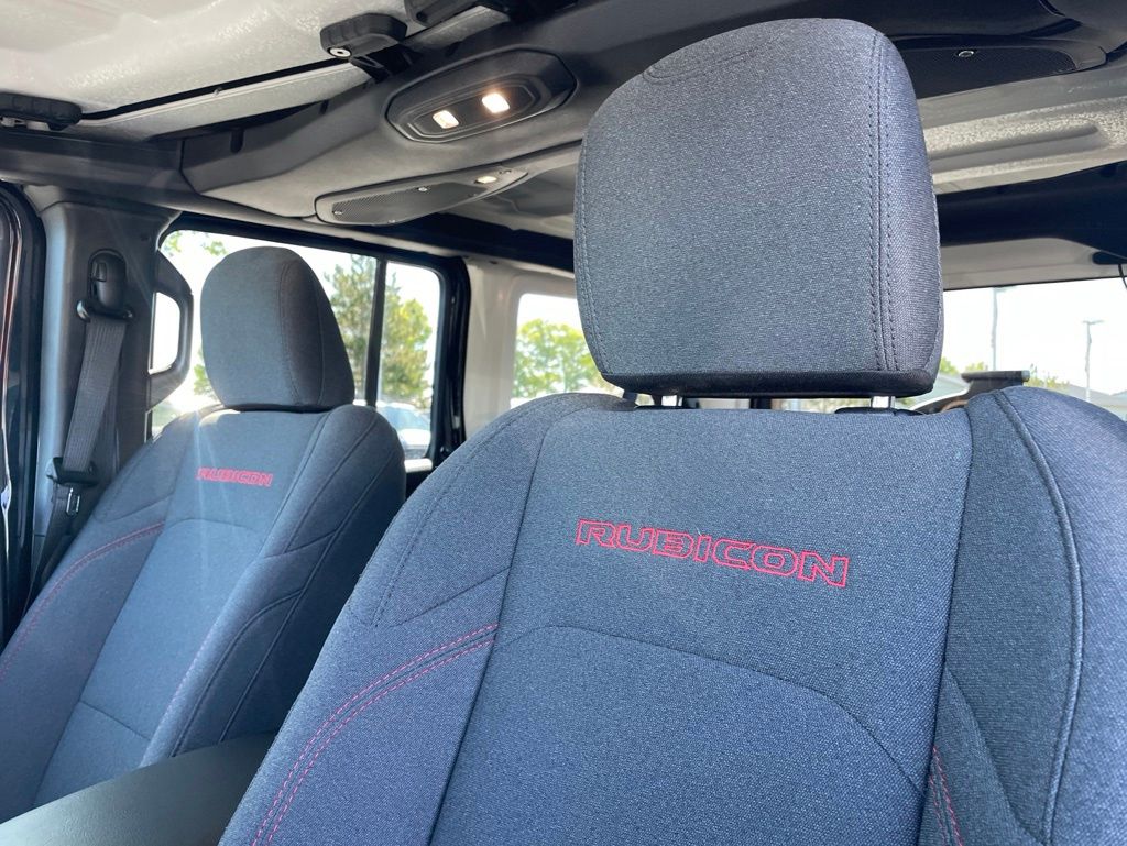Used 2025 Jeep Wrangler - photo 3