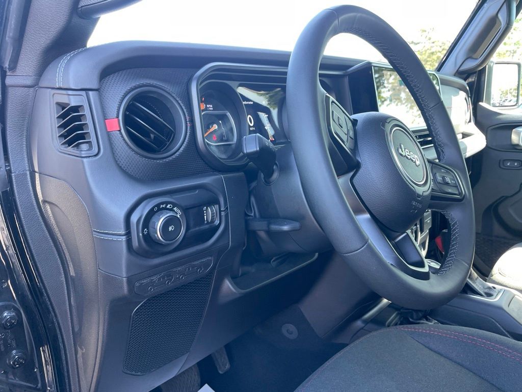 Used 2025 Jeep Wrangler - photo 5