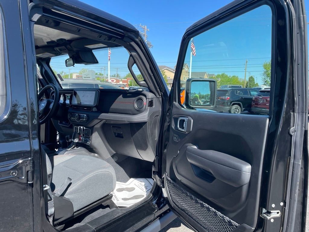 Used 2025 Jeep Wrangler - photo 20