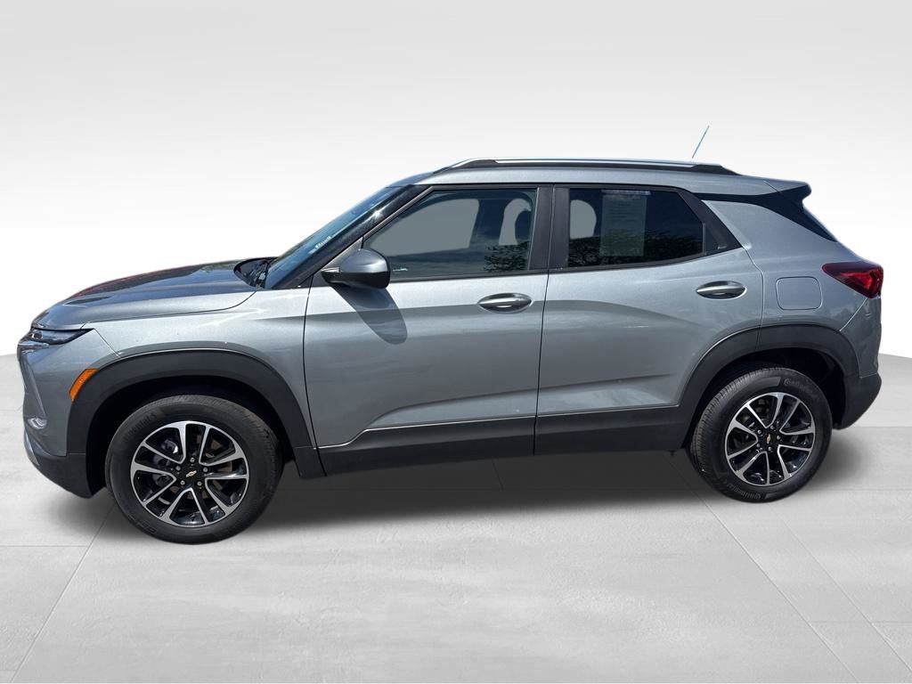 Used 2025 Chevrolet Trailblazer - photo 2