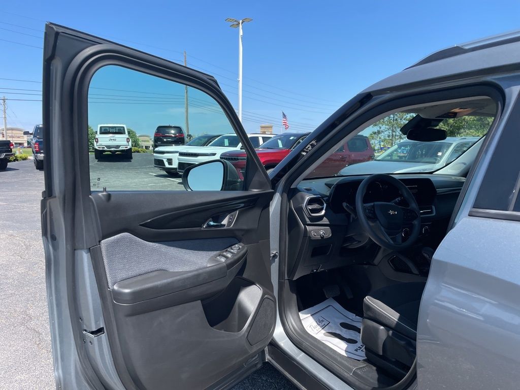 Used 2025 Chevrolet Trailblazer - photo 11