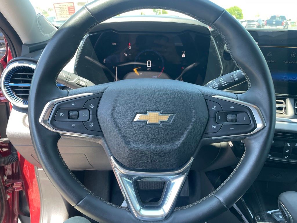 Used 2025 Chevrolet Trax - photo 22