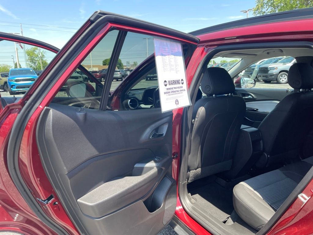 Used 2025 Chevrolet Trax - photo 29