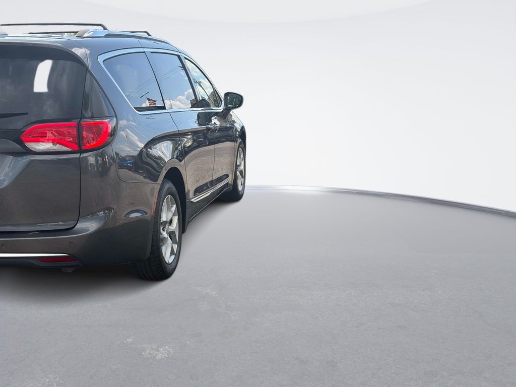 Used 2018 Chrysler Pacifica - photo 2