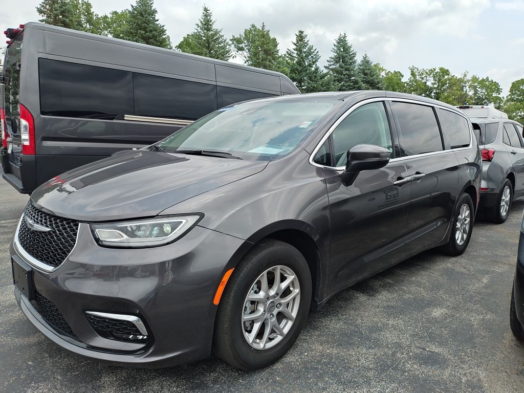Used 2023 Chrysler Pacifica - photo 1