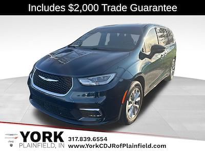 Used 2025 Chrysler Pacifica - photo 1