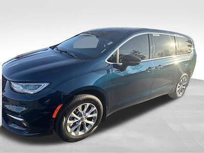 Used 2025 Chrysler Pacifica - photo 1