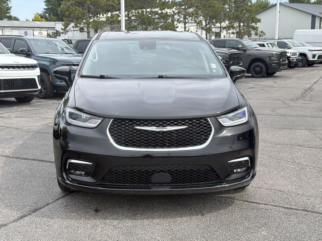 Used 2024 Chrysler Pacifica - photo 2